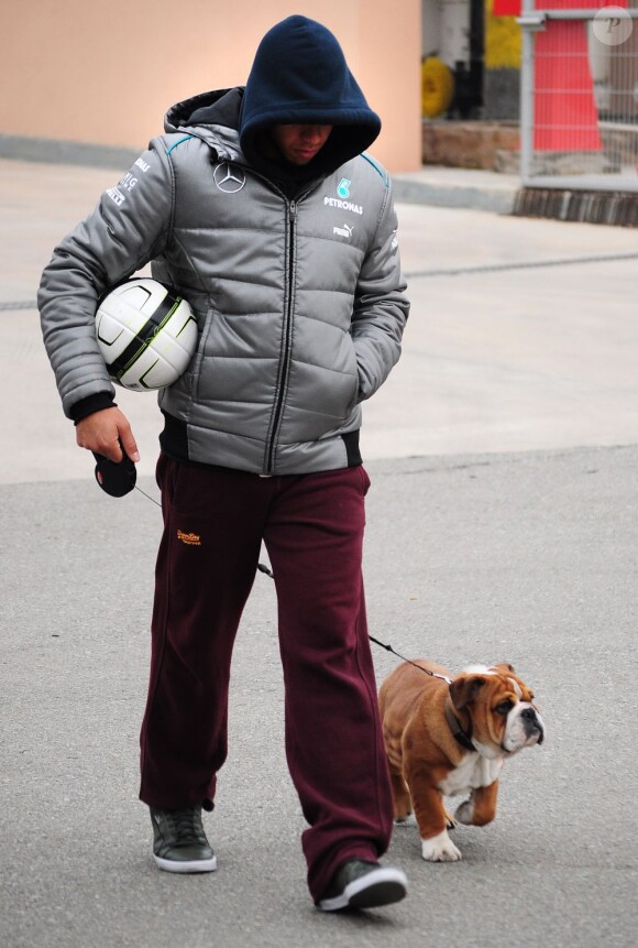Lewis Hamilton et son chien Roscoe du côté de Barcelone le 21 février 2013