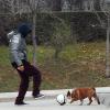 Lewis Hamilton et son chien Roscoe jouent au foot dans une station essence du côté de Barcelone le 21 février 2013
