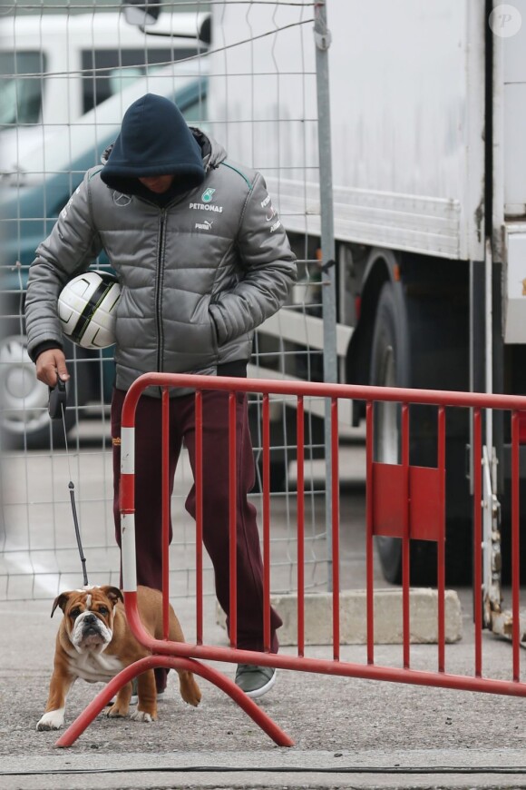 Lewis Hamilton et son chien Roscoe à Barcelone le 21 février 2013