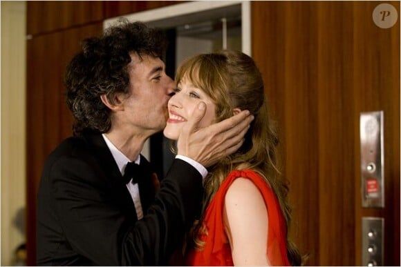Image du film Des gens qui s'embrassent avec Eric Elmosnino et Lou de Laâge