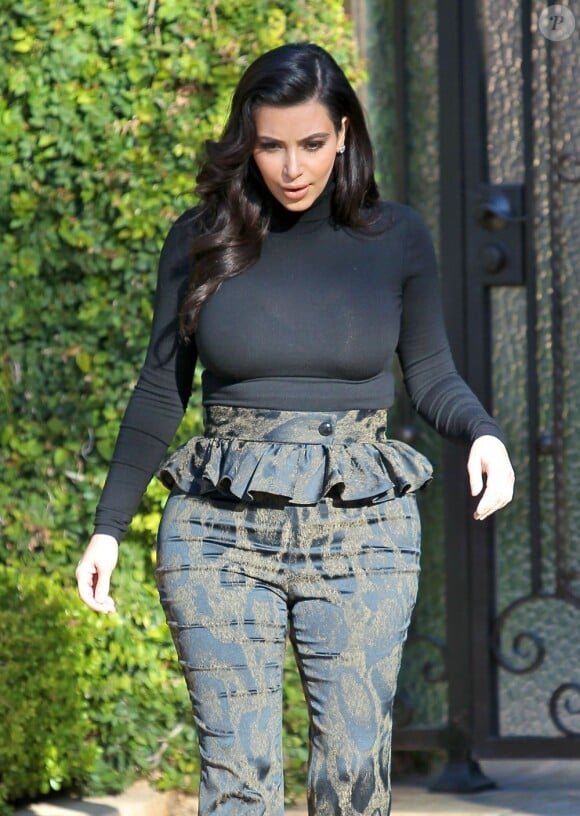 Kim Kardashian, enceinte, sort de sa maison à Los Angeles, elle se rend à une réunion de production, le 22 février 2013.