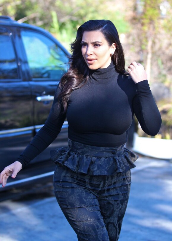 Kim Kardashian, sort de sa maison à Los Angeles, elle se rend à une réunion de production, le 22 février 2013.