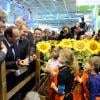 C'est face à ces enfants que le président François Hollande a eu sa petite phrase envers Nicolas Sarkozy, lors de sa visite au 50e Salon de l'Agriculture, à la Porte de Versailles, à Paris, le 23 février 2013.