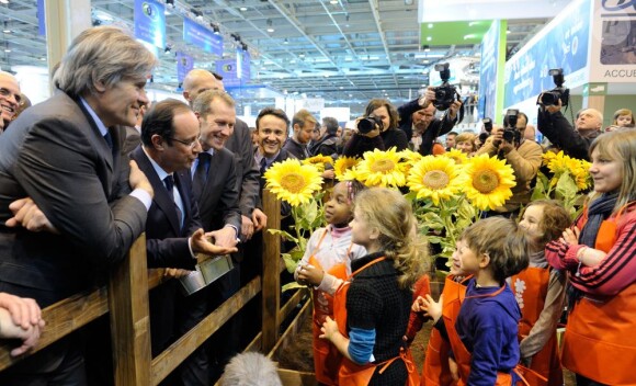 C'est face à ces enfants que le président François Hollande a eu sa petite phrase envers Nicolas Sarkozy, lors de sa visite au 50e Salon de l'Agriculture, à la Porte de Versailles, à Paris, le 23 février 2013.