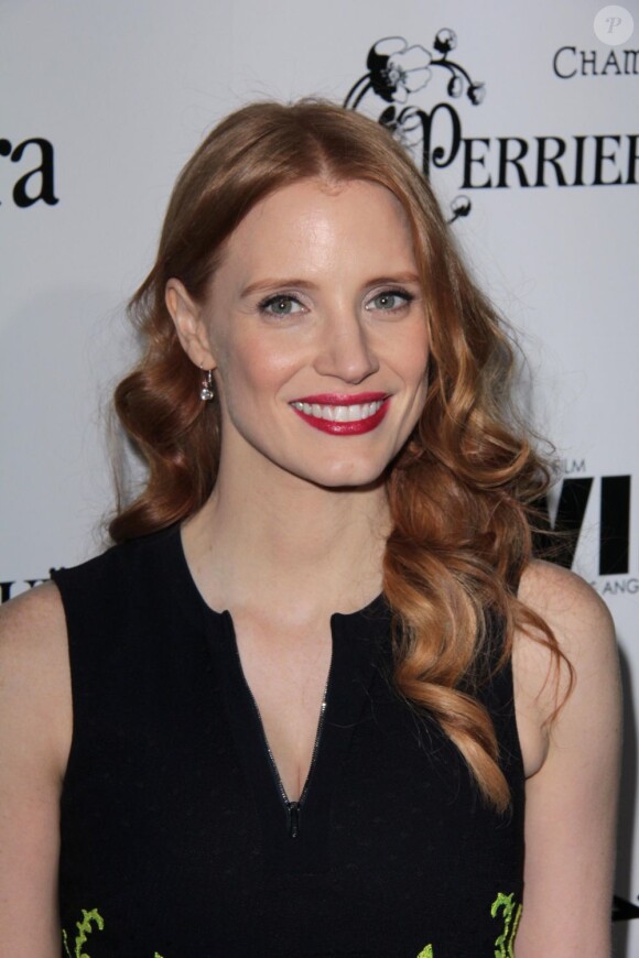 Jessica Chastain lors du 6e cocktail pré-Oscars Women in Film, au Fig & Olive de Los Angeles le 22 février 2013. Elle pose seule, mais était accompagnée de son amoureux, Gian Luca Passi de Preposulo.