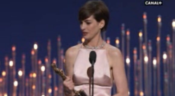 Anne Hathaway a reçu l'Oscar de la meilleure actrice dans un second rôle pour Les Misérables lors de la 85e cérémonie le 24 février