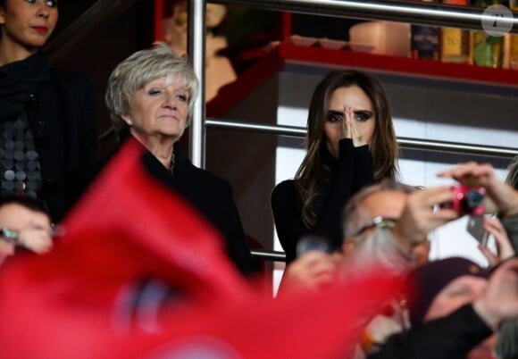 Victoria Beckham, avec la maman de David, Sandra, assiste à la rencontre du PSG contre Marseille au Parc des Princes à Paris le 24 fevrier 2013.