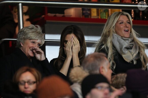 Victoria Beckham entourée de Sandra et Joanne, la mère et la soeur de David, assiste à la rencontre du PSG contre Marseille au Parc des Princes à Paris le 24 fevrier 2013.