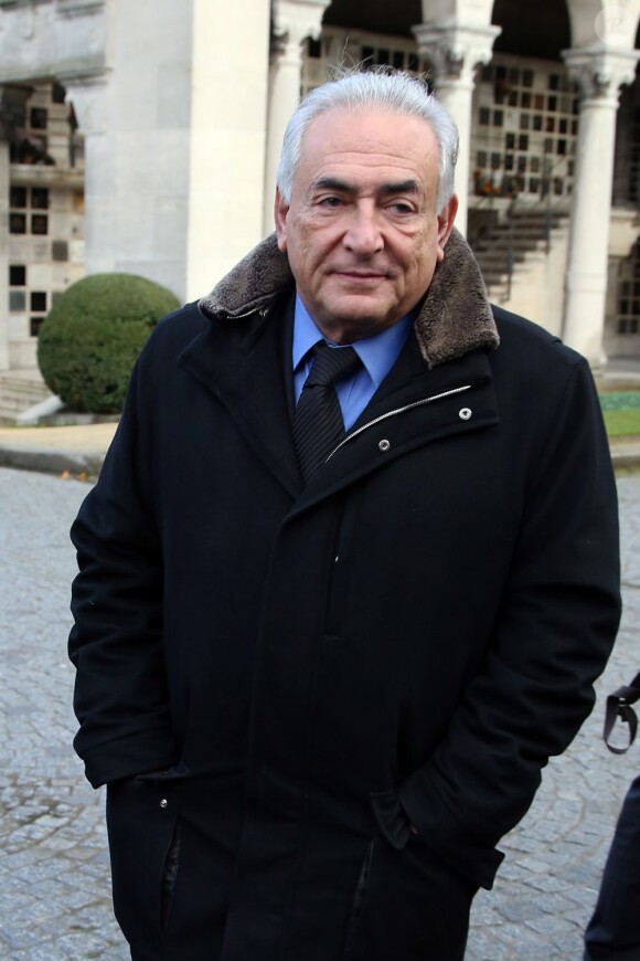 Dominique Strauss-Kahn aux obsèques d'Erik Izraelewicz, ex-directeur du journal Le Monde, à Paris le 4 décembre 2012.