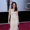 Kristen Stewart dans une robe Reem Acra, n'a pas fait d'efforts pour subjuguer les photographes du tapis rouge des Oscars 2013