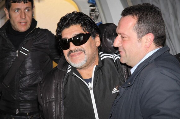 Diego Armando Maradona lors de son arrivée à l'aéroport Fiumicino de Rome le 25 février 2013