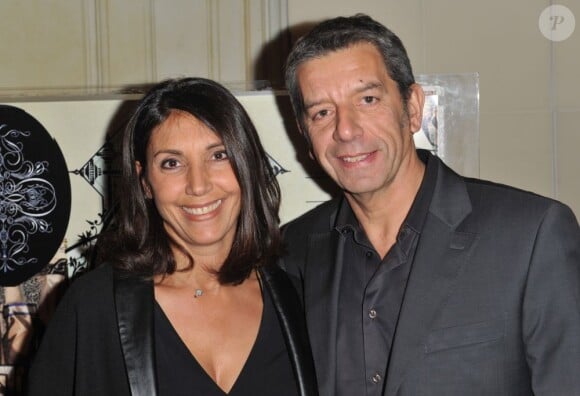 Michel Cymes et sa compagne au Gala Enfance Majuscule, au profit de l'enfance maltraitée, qui a eu lieu lundi 25 février à Paris.