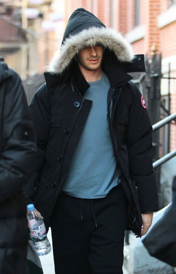 Andrew Garfield arrive détendu sur le tournage de The Amazing-Spider-Man 2 à New York, le 25 février 2013.