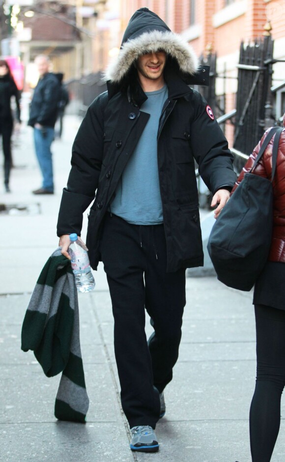 Andrew Garfield débarque sur le tournage de The Amazing-Spider-Man 2 à New York, le 25 février 2013.