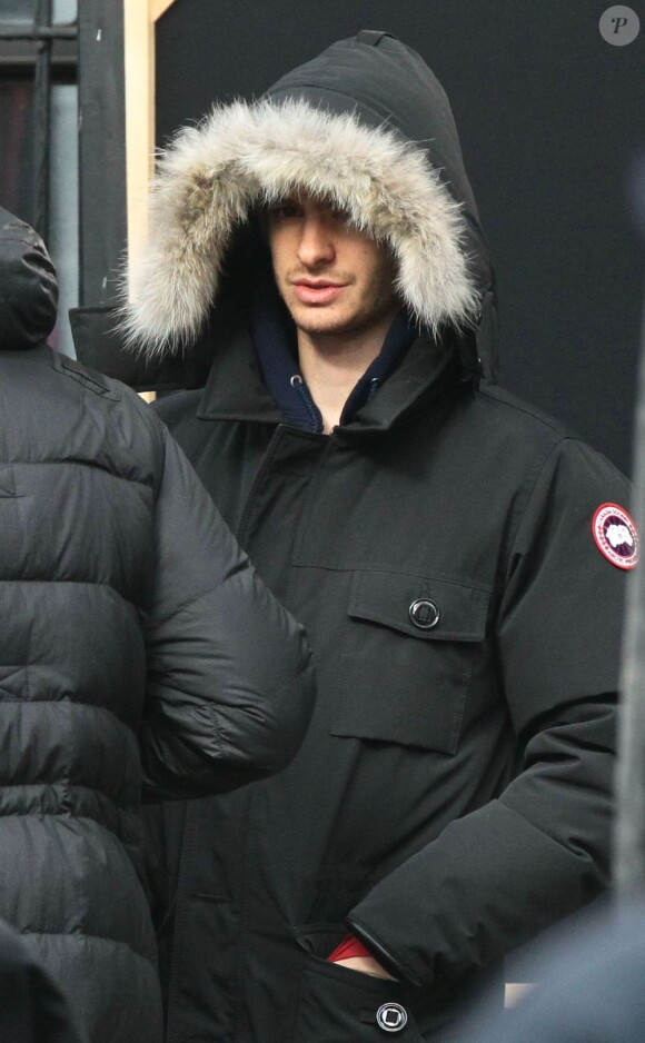 Andrew Garfield caché sous son anorak en plein tournage de The Amazing-Spider-Man 2 à New York, le 25 février 2013.