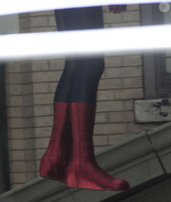 Andrew Garfield en pleine cascade pour le tournage de The Amazing-Spider-Man 2 à New York, le 25 février 2013.