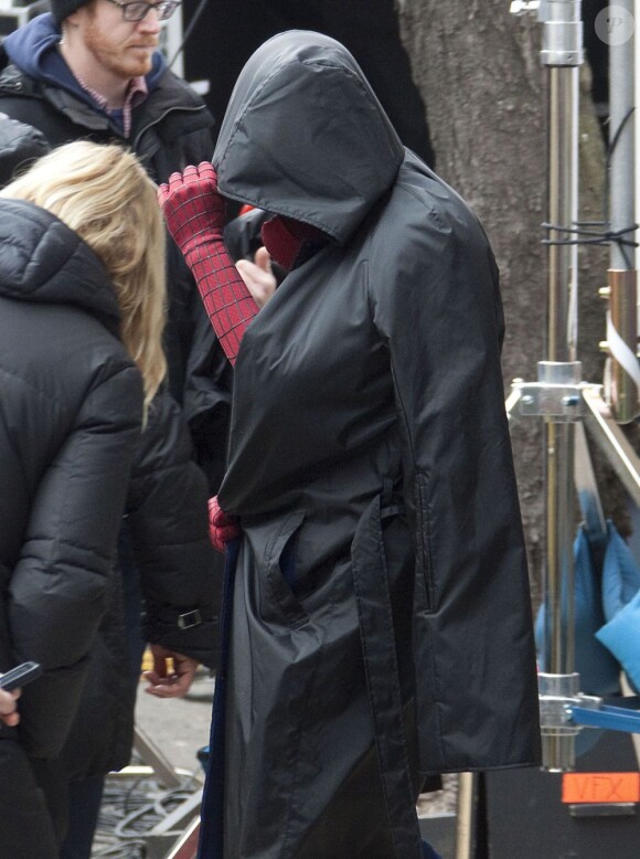 Andrew Garfield en costume entre deux scènes sur le tournage de The Amazing-Spider-Man 2 à New York, le 25 février 2013.