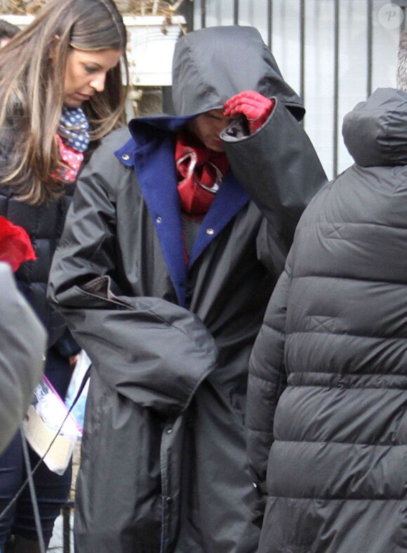 Andrew Garfield sous un énorme anorak sur le tournage de The Amazing-Spider-Man 2 à New York, le 25 février 2013.