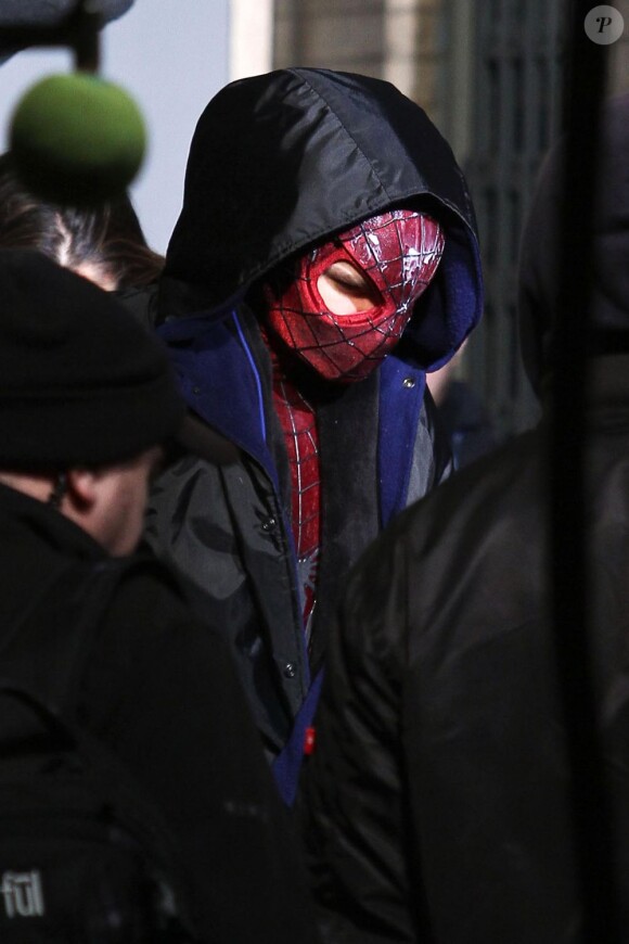 Andrew Garfield et son masque pendant le tournage de The Amazing-Spider-Man 2 à New York, le 25 février 2013.