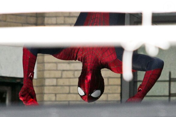 Andrew Garfield tête à l'envers sur le tournage de The Amazing-Spider-Man 2 à New York, le 25 février 2013.
