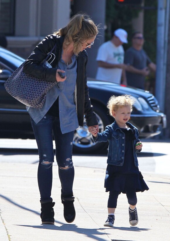 Rebecca Gayheart et sa fille Billie dans les rues de Los Angeles, le 23 février 2013.