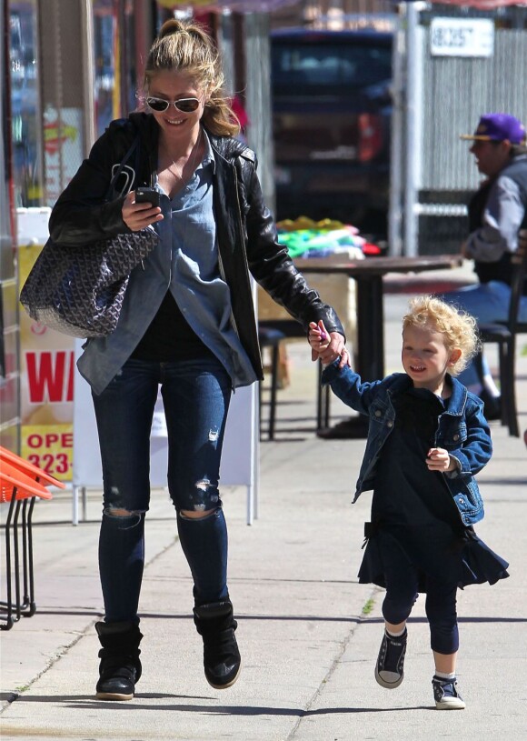 Rebecca Gayheart et sa fille Billie au magasin "Eggy" de West Hollywood, Los Angeles, le 23 février 2013.