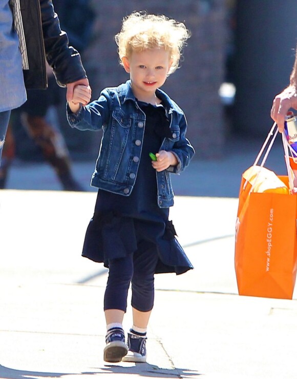 Billie, la fille aînée de Rebecca Gayheart et Eric Dane, dans les rues de Los Angeles, le 23 février 2013.