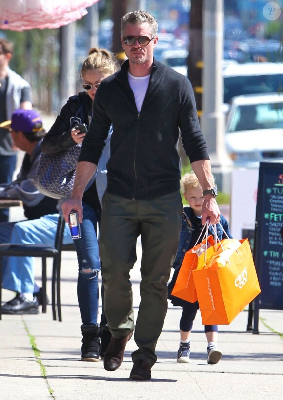 Eric en compagnie de sa femme Rebecca Gayheart et de leur fille font du shopping au magasin pour bébé "Eggy" de West Hollywood, Los Angeles, le 23 février 2013.