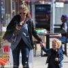 Rebecca Gayheart et Eric Dane font du shopping avec leur fille Billie au magasin pour bébé "Eggy" de West Hollywood, Los Angeles, le 23 février 2013.