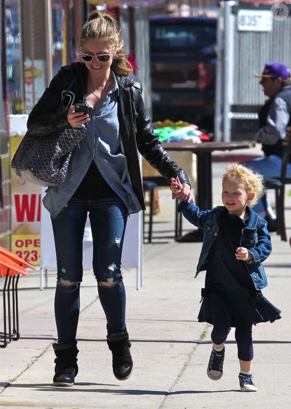 Rebecca Gayheart et Eric Dane font du shopping avec leur fille Billie au magasin pour bébé "Eggy" de West Hollywood, Los Angeles, le 23 février 2013.