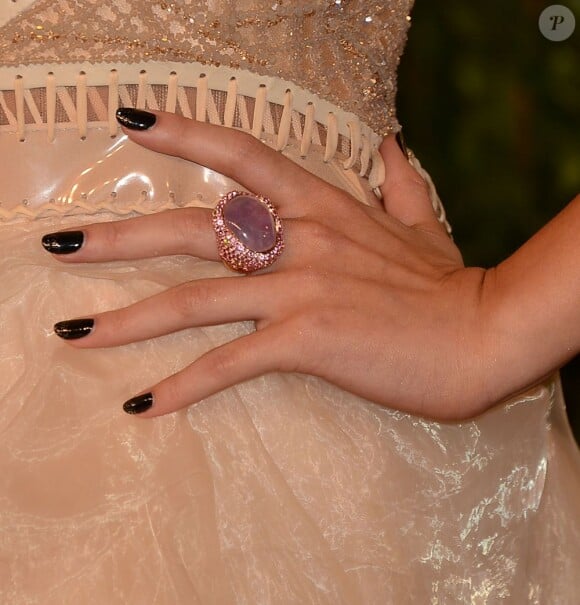 Selena Gomez et sa belle bague à la Vanity Fair Oscar Party au Sunset Tower le 24 février 2013.