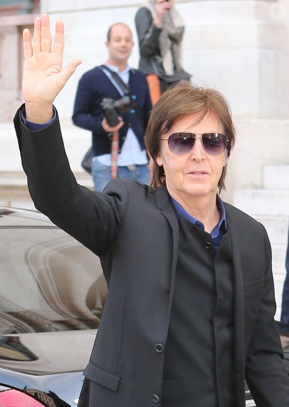 Paul McCartney arrive au défilé Stella McCartney à Paris le 1er octobre 2012.
