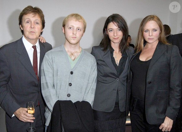 Paul McCartney et ses enfants - James, Mary et Stella McCartney - à Londres, le 11 octobre 2007.