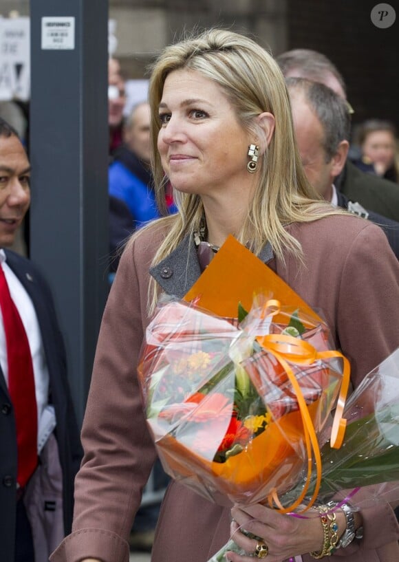 La princesse Maxima des Pays-Bas, de retour d'Autriche, recevait le 26 février 2013 à Leiden le premier exemplaire d'un guide de lutte contre le cancer du col de l'utérus.