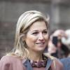 La princesse Maxima des Pays-Bas recevait le 26 février 2013 à Leiden le premier exemplaire d'un guide de lutte contre le cancer du col de l'utérus.