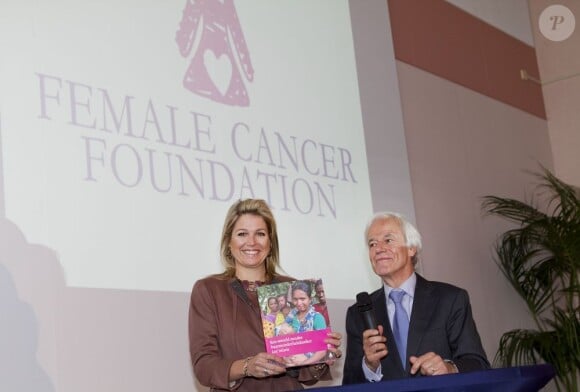 La princesse Maxima des Pays-Bas présentait le 26 février 2013 à Leiden le premier exemplaire d'un guide de lutte contre le cancer du col de l'utérus.