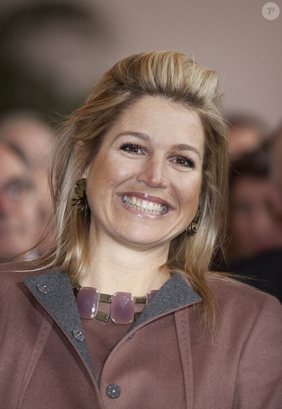 La princesse Maxima des Pays-Bas, de retour de ses vacances au ski, recevait le 26 février 2013 à Leiden le premier exemplaire d'un guide de lutte contre le cancer du col de l'utérus.