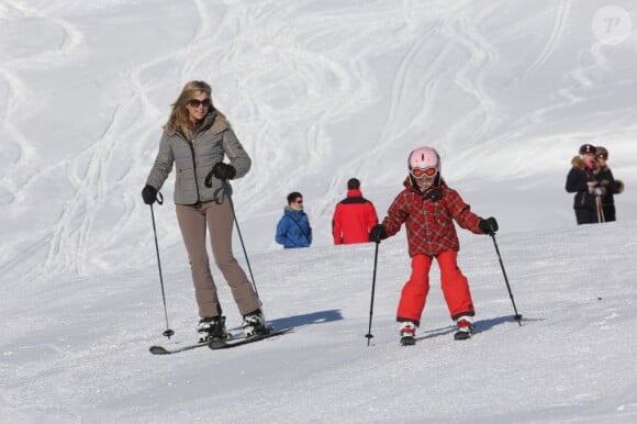 La princesse Maxima des Pays-Bas et sa plus jeune fille la princesse Ariane lors des vacances de la famille à Lech en février 2013.