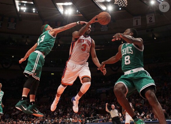 Shawne Williams entre against Delonte West et Jeff Green des Celtics de Boston au Madison Square Garden De New York  le 22 avril 2011