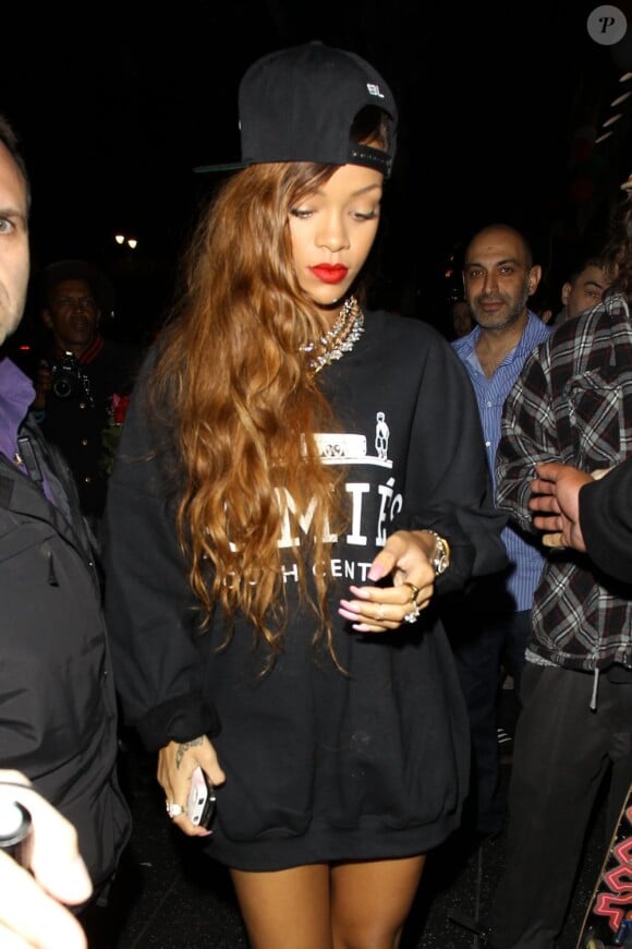 Rihanna, ultrasexy dans son pull Brian Lichtenberg et ses souliers Saint Laurent, arrive au Supperclub pour une soirée animée par Diddy. Los Angeles, le 26 février 2013.