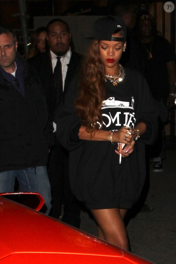 Rihanna quitte le Supperclub et remonte à bord de la Lamborghini de Chris Brown. Los Angeles, le 26 février 2013.