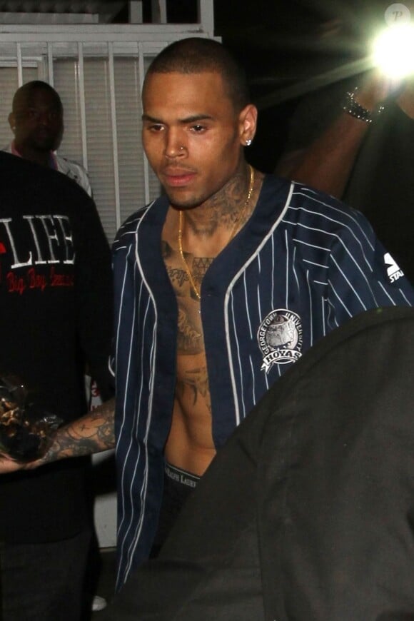 Chris Brown quitte le Supperclub en compagnie de Rihanna. Los Angeles, le 26 février 2013.