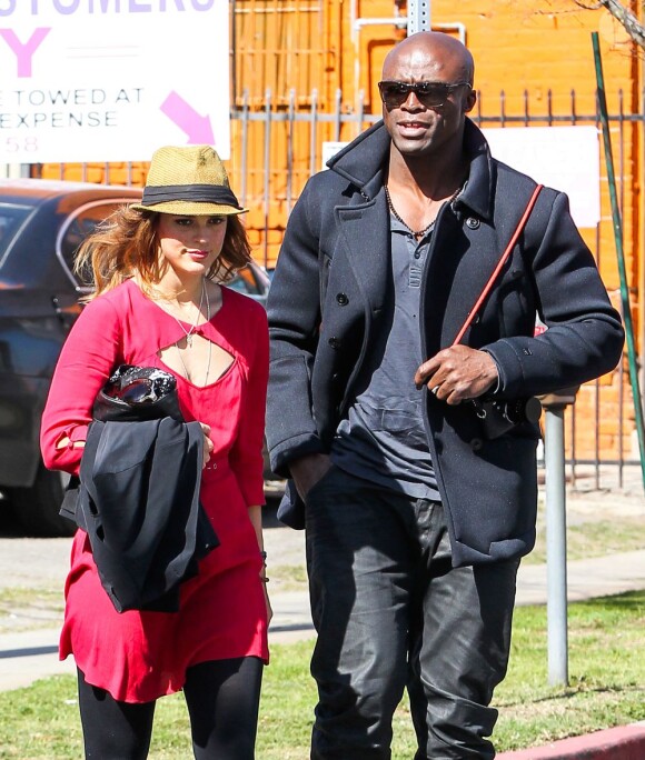 Le chanteur Seal et une mystérieuse inconnue, dans les rues de Beverly Hills, le 27 février 2013.