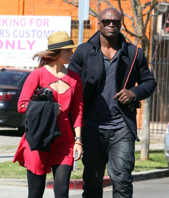 Le chanteur Seal va déjeuner avec Erin Cahill à Los Angeles le 27 février 2013. Erin Cahill est une actrice américaine de 33 ans.