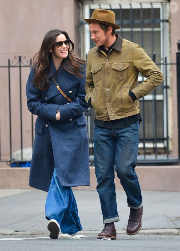Liv Tyler, 35 ans, se promène avec un mystérieux inconnu à New York, le 26 février 2013.