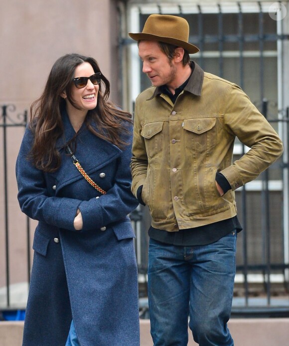 Liv Tyler se promène avec un mystérieux inconnu à New York, le 26 février 2013.
