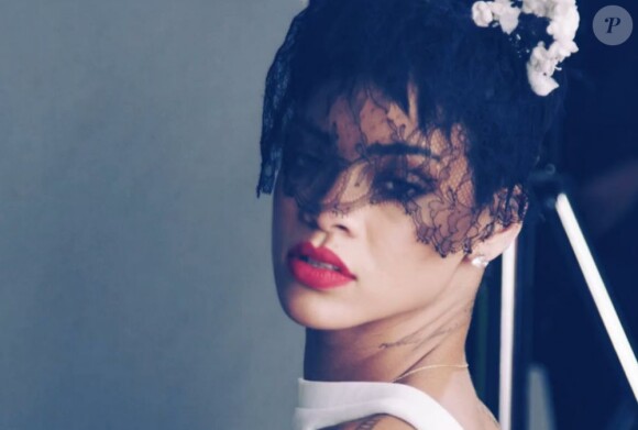 La chanteuse Rihanna lors du shooting pour le magazine Elle UK.