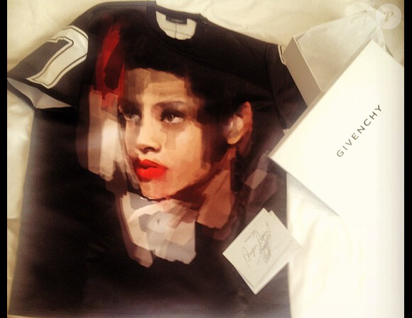 Rihanna a reçu un joli présent de la part de Riccardo Tisci, directeur de la création de la maison Givenchy. Le 28 février 2013.