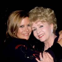 Carrie Fisher, hospitalisée : Sa mère Debbie Reynolds se veut rassurante