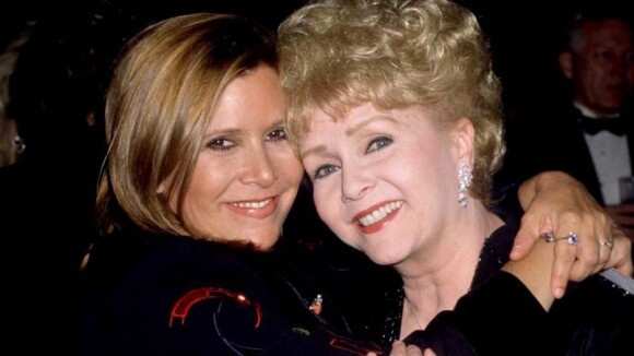 Carrie Fisher, hospitalisée : Sa mère Debbie Reynolds se veut rassurante
